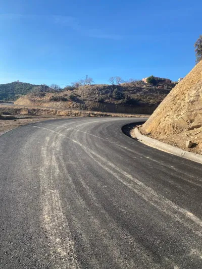 Achèvement et réalisation de la voie de liaison entre la Route Nationale n°64 et le CEM Chahid Saïdoun Rebih (1,360 km)
