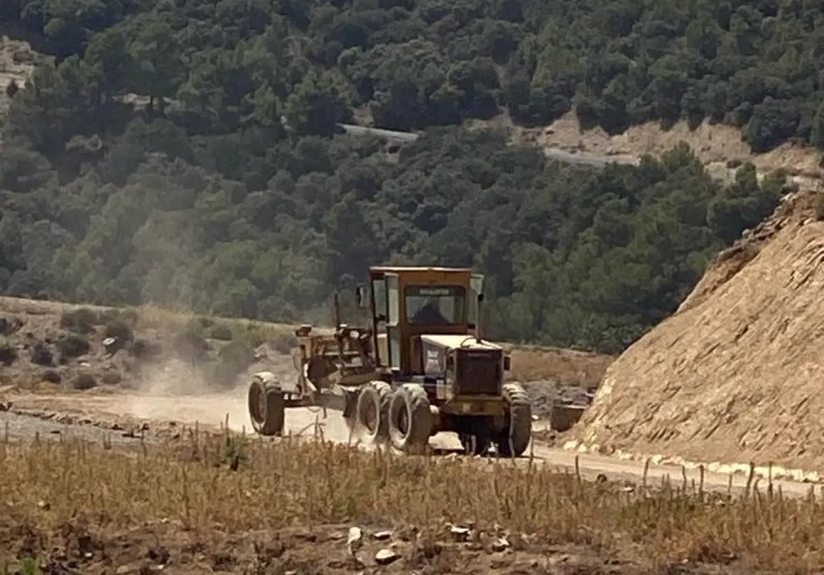 Achèvement et réalisation de la voie de liaison entre la Route Nationale n°64 et le CEM Chahid Saïdoun Rebih (1,360 km)
