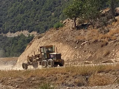 Achèvement et réalisation de la voie de liaison entre la Route Nationale n°64 et le CEM Chahid Saïdoun Rebih (1,360 km)